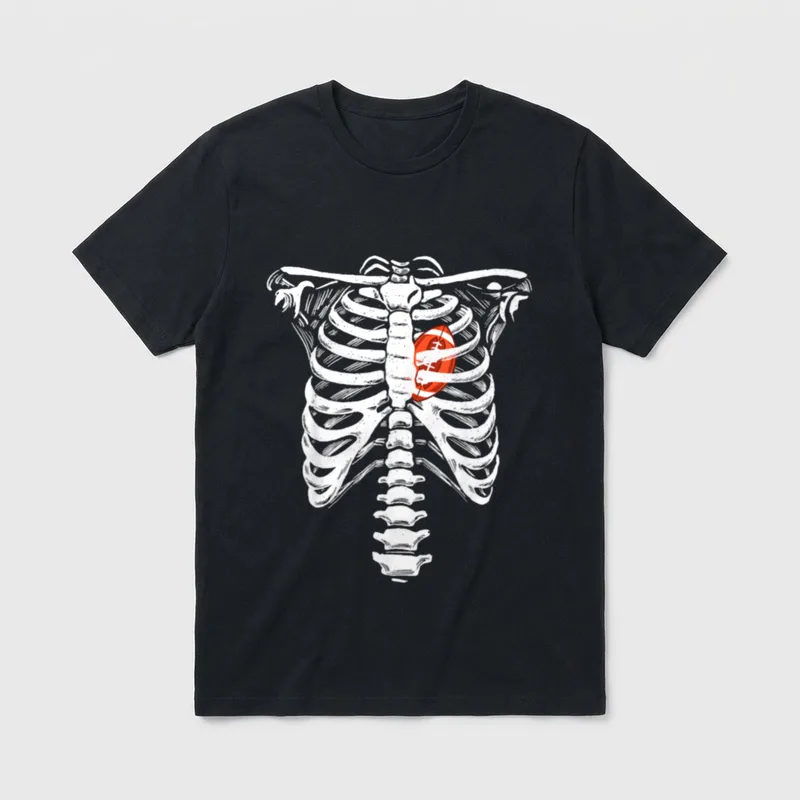 Lustiger American Football Sports T-Shirt – Brustkorb mit Football anstelle des Herzens – Klassisches T-Shirt in Schwarz