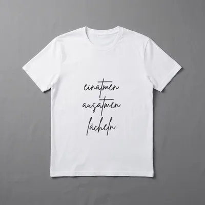 Yoga für Angst T-Shirt – Schriftzug einatmen ausatmen lächeln in Handschrift – Klassisches T-Shirt in Schwarz
