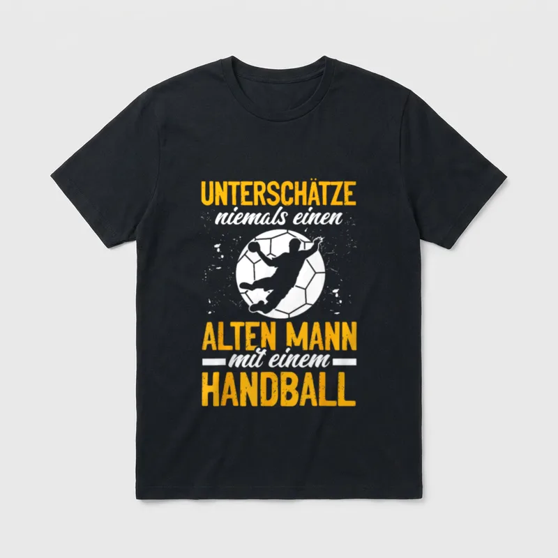 Einen Alten Mann T-Shirt – Handballer im Sprungwurf vor Ball, Spruch über alten Mann – Klassisches T-Shirt in Schwarz