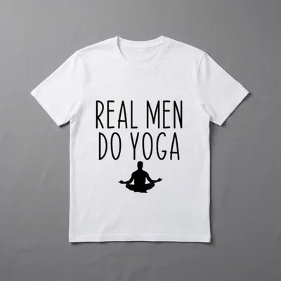 Echte Männer machen Yoga T-Shirt – „Real Men Do Yoga“ über Silhouette im Lotussitz – Klassisches T-Shirt in Schwarz