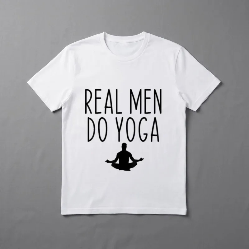 Echte Männer machen Yoga T-Shirt – „Real Men Do Yoga“ über Silhouette im Lotussitz – Klassisches T-Shirt in Schwarz