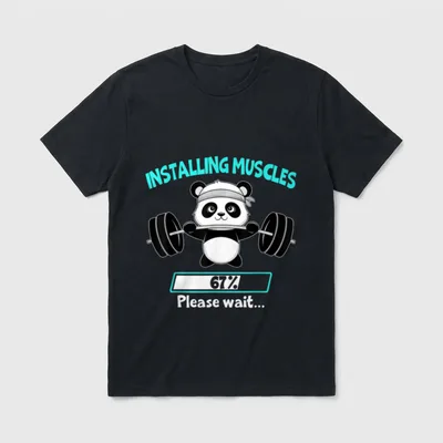 Installing Muscle Funny Panda T-Shirt – Panda hebt Langhantel, Ladebalken 67%, Please wait – Klassisches T-Shirt in Schwarz