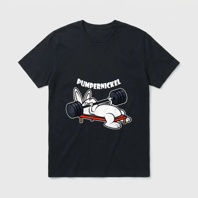 Fitness Hase Body Building T-Shirt – Weißer Hase stemmt Langhantel, darüber „Pumpernickel“ – Klassisches T-Shirt in Schwarz