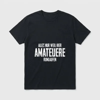 Alles Nur Weil Hier T-Shirt – Schriftzug „Alles Nur Weil Hier Amateuere Rumlaufen“ – Klassisches T-Shirt in Schwarz