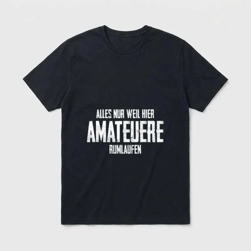 Alles Nur Weil Hier T-Shirt – Schriftzug „Alles Nur Weil Hier Amateuere Rumlaufen“ – Klassisches T-Shirt in Schwarz