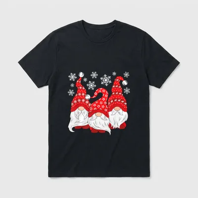 Shirt Weihnachten – Drei Wichtel mit roten Mützen und weißen Bärten im Schnee – Klassisches T-Shirt in Schwarz