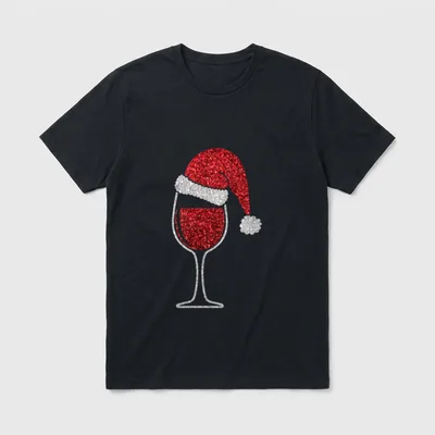 Glas Rotwein Mit Weihnachtsmütze T-Shirt – Klassisches T-Shirt in Schwarz