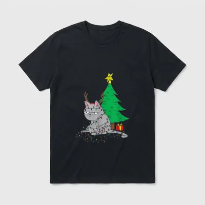 T-Shirt Katze Weihnachten – Genervte Katze mit Geweih in Lichterkette vor Weihnachtsbaum – Klassisches T-Shirt in Schwarz