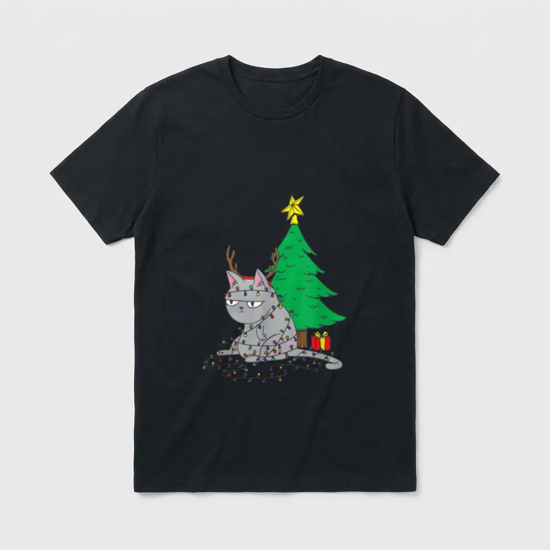 T-Shirt Katze Weihnachten – Genervte Katze mit Geweih in Lichterkette vor Weihnachtsbaum – Klassisches T-Shirt in Schwarz