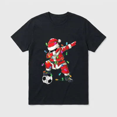 Retro Fussball Shirt – Dabbender Weihnachtsmann mit Lichterkette und Fußball – Klassisches T-Shirt in Schwarz