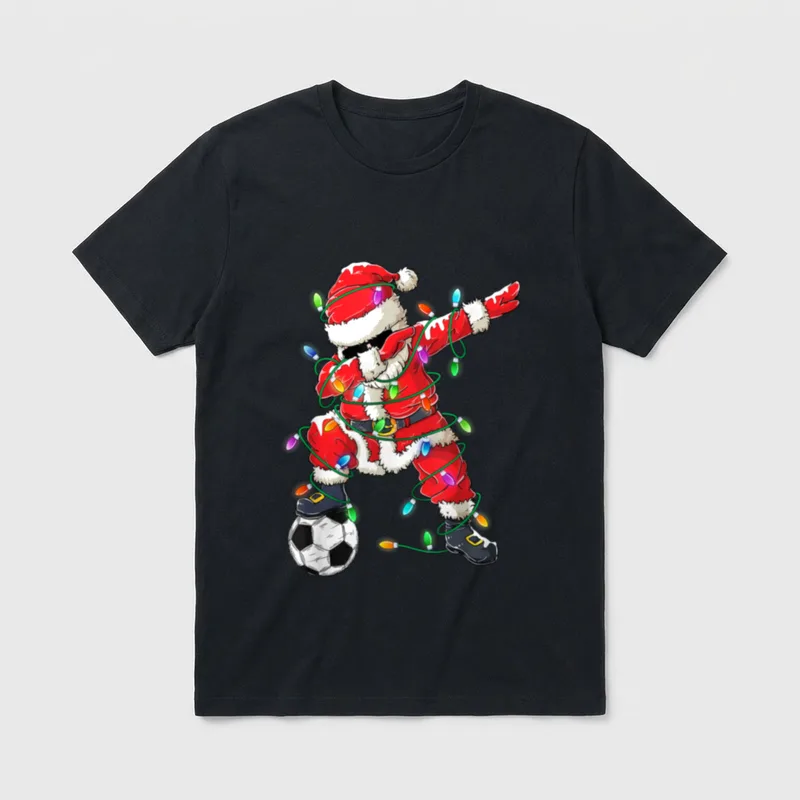 Retro Fussball Shirt – Dabbender Weihnachtsmann mit Lichterkette und Fußball – Klassisches T-Shirt in Schwarz