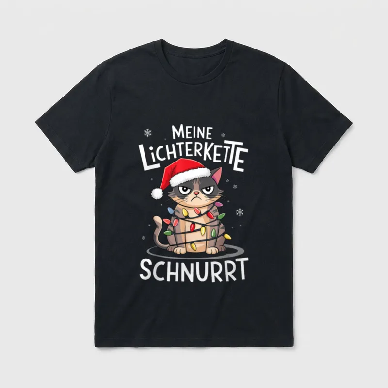 Fun Shirt Weihnachten – Grimmige Katze mit Nikolausmütze und Lichterkette, Spruch schnurrt – Klassisches T-Shirt in Schwarz