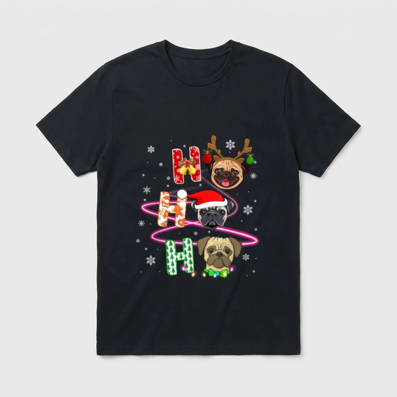 HO HO HO Santa T-Shirt – Dreimal HO mit Mopsgesichtern, Geweih, Nikolausmütze, Lichterkette – Klassisches T-Shirt in Schwarz