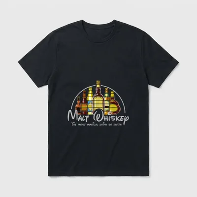 Malt Whisky Lustig Whisky T-Shirt – Sechs Flaschen im Bogen, Schriftzug „Malt Whiskey“ – Klassisches T-Shirt in Schwarz