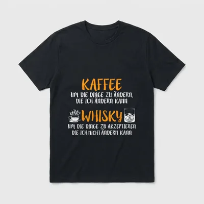 Cooler Spruch Witziges Kaffee T-Shirt – Kaffee und Whisky Spruch mit Tasse und Glas – Klassisches T-Shirt in Schwarz
