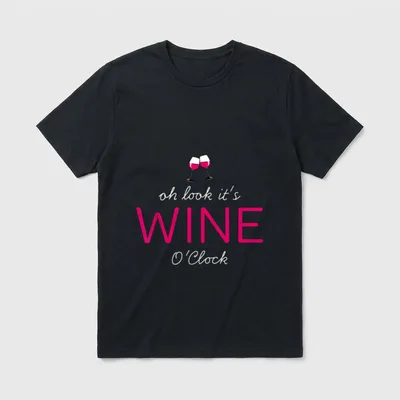 Wein Design Frauen T-Shirt – Zwei Weingläser, Schriftzug „oh look it's WINE O'Clock“ – Klassisches T-Shirt in Schwarz