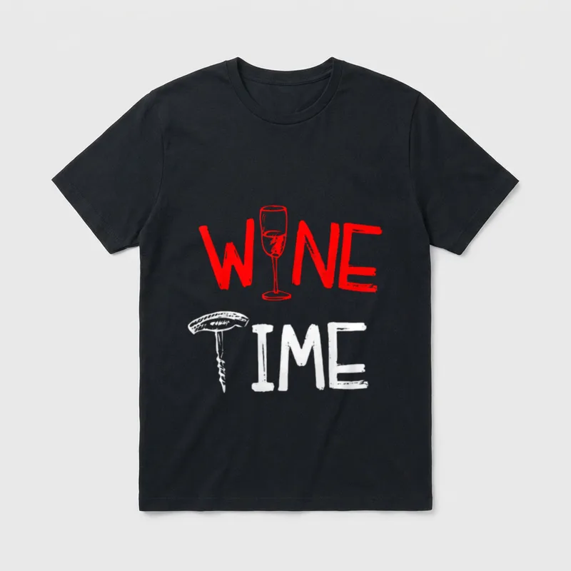 Weinfest Spruch Lustig Wein T-Shirt – Schriftzug „WINE TIME“ mit Weinglas und Korkenzieher – Klassisches T-Shirt in Schwarz