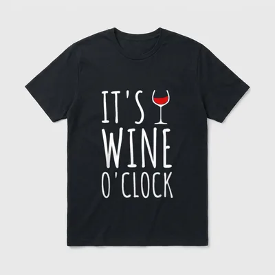 It's Wine O'Clock Wein Spruch T-Shirt – Schriftzug „It's Wine O'Clock“ mit Rotweinglas – Klassisches T-Shirt in Schwarz