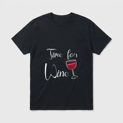 Zeit für Wein Spruch T-Shirt – Schriftzug „Time for Wine“ neben gezeichnetem Rotweinglas – Klassisches T-Shirt in Schwarz