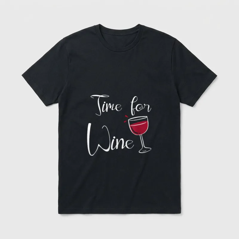 Zeit für Wein Spruch T-Shirt – Schriftzug „Time for Wine“ neben gezeichnetem Rotweinglas – Klassisches T-Shirt in Schwarz