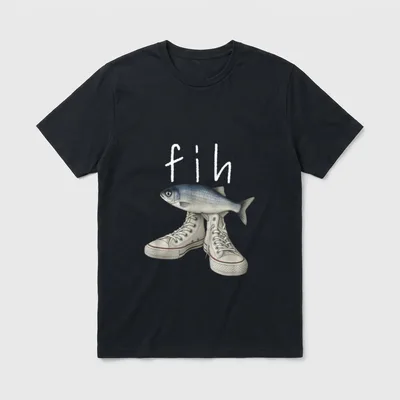 Fih Shoes Fish Funny T-Shirt – Schriftzug „fih“ über Fisch in weißen Sneakern – Klassisches T-Shirt in Schwarz
