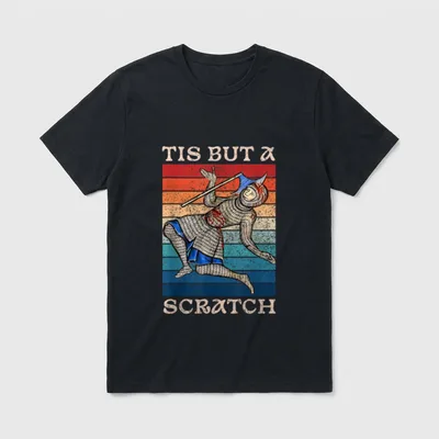 Tis But a Scratch T-Shirt – Ritter mit Axt und Blutspuren vor Streifenhintergrund – Klassisches T-Shirt in Schwarz