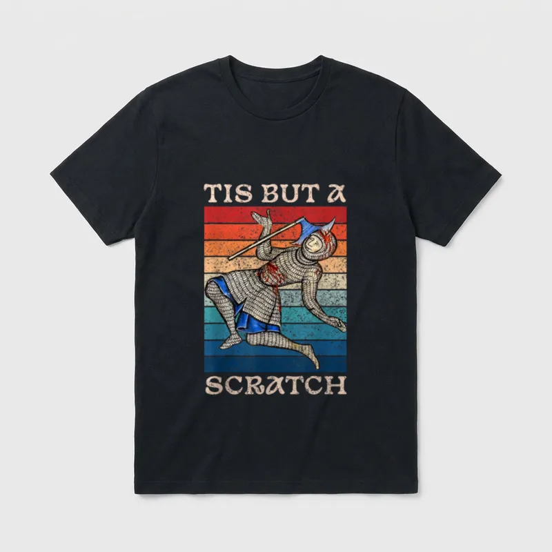 Tis But a Scratch T-Shirt – Ritter mit Axt und Blutspuren vor Streifenhintergrund – Klassisches T-Shirt in Schwarz
